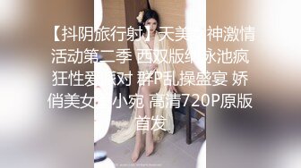 两个欧美大妞双飞大战光头哥哥两个争抢吃屌，一个舔逼，一个口交