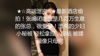 三男两女居家乱交Party,俩小母狗翘着蜜桃臀等待大J8的进入,场面疯狂,呻吟声不断