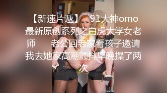  淫靡婚纱 绿帽贡献妻子给别人玩，穿着婚纱被单男拽着头发肏，自己只能看着老婆被内射撸