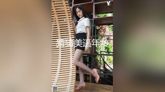 网红尤物性感美女！黑白丝袜短裙！收费房大尺度，水晶假吊抽插骚穴，伸出舌头一脸淫骚，跪着翘起美臀