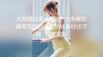 妹子长得很像新疆人，标致的新疆型美女，太爱笑了，看个动画片 乐呵呵