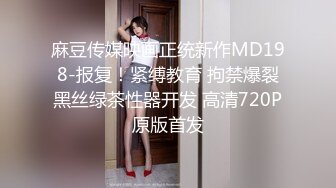 短发人妻脱衣展示自己的酮体