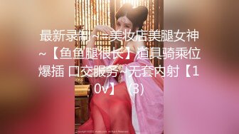 《极品CP魔手外购》色胆包天坑神潜入某公司女厕独占坑位隔板缝中现场实拍超多美女小姐姐方便，脸逼同步前后拍太顶了 (4)