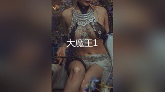 漂亮美女 穿着开档牛仔裤 被无套输出 拔Q射了一屁屁