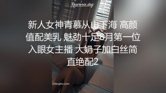 全景厕拍几个穿校服的学生妹尿尿,闻自己内裤,疑似抠逼,附带生活照对比 (2)