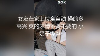 穿着浅蓝色轻飘飘百褶裙美女逛街裙子被风吹起内裤全露出发现用手去捂已经晚了