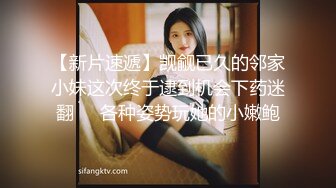 丝袜高跟制服露脸的美女一个人精彩大秀直播诱惑狼友，无毛白虎逼特写展示很是水嫩嫩诱人