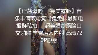 苗条的瑜伽教练