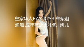 奶子很软的极品小少妇深夜露脸陪狼友发骚，慢慢脱光衣服揉捏骚奶子，粉底刷摩擦奶头刺激，自慰逼逼呻吟好骚