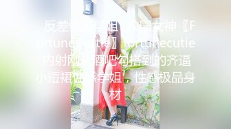  黑丝诱惑跟狼友互动撩骚精彩展示，揉奶玩逼掰开骚穴特写撅着屁股给狼友看精彩别错过