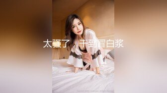 商场女厕全景偷拍熟女少妇 一直盯着摄像头 难道被发现了？