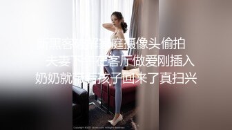 胆大牛人潜入舞蹈培训班女厕偷窥女学员扒光衣服撅起翘臀尿尿对着镜子挑牙