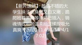   牛仔小美女跟小哥在家激情啪啪给狼友直播，全程露脸互动听指挥，让小哥舔逼交大鸡巴