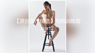 从浴室窗户偷窥年轻妹子洗澡，粉嫩的小乳房又挺又翘