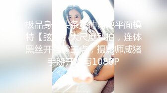 门缝偷窥隔壁租房客同居女友洗香香