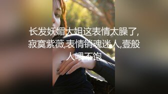 壹個貧乳青春美少女,壹個輕熟少婦,老少搭配,期待上門大哥來雙飛,黃瓜暫時爽壹爽