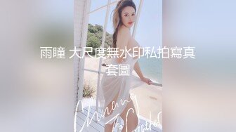 偷拍脚踩恨天高的美女小黑B