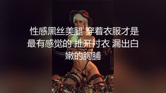 36D大奶子少妇露脸跟大哥啪啪，真骚啊舔鸡巴的样子真刺激，主动上位抽插大哥还开视频电话给别人直播口爆