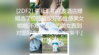 花裙少妇沙发上激情啪啪，倒立口交上位骑乘按着大力抽插猛操