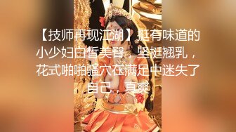 妹子边打电话边拍摄女神脱衣洗澡