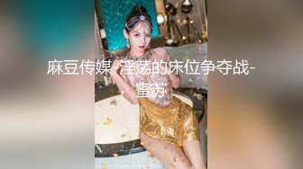 长卷发美少妇露脸镜头前第一视角道具插穴，进出阴道轻松自如