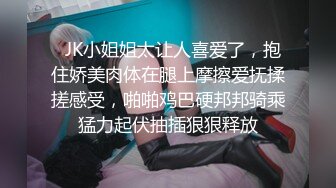 風騷女模特伺候兩個小哥哥激情3P，全程露臉場面淫亂刺激，舔弄兩個大雞巴，前插後入各種玩弄，精彩不要錯過