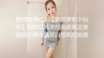  黑客破解家庭网络摄像头偷拍 两个巨乳少妇日常生活在客厅和老公啪啪