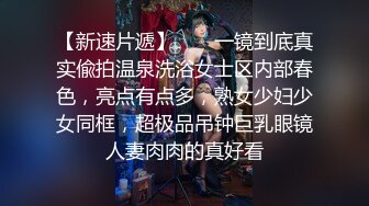 爱女友有点害羞，但还是对着镜头比耶