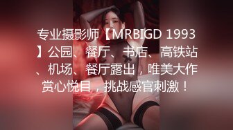   健身房厕所尿尿听到隔壁厕间有奇怪的声音意外偷拍到教练和女学员在里面嘿哟简直就是活春宫