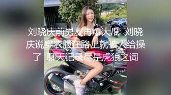 高颜值身材一流的美女，试衣间试穿几件还不错的衣裳，突然想要就开始自慰淫荡扣穴，别自慰了我想帮你！