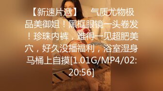 36D顶级美乳小姐姐这奶子堪称完美，撩起小背心揉捏，下面塞着跳蛋，嘴里含着假屌