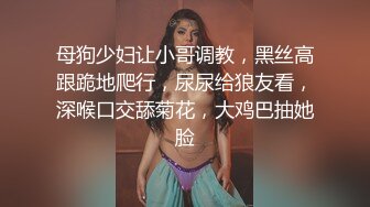 隔壁家的小骚妇，黑丝露脸酒店里让两个大哥调教，道具抽插骚穴呻吟，淫声荡语躺在床上让两个大哥吃奶抠逼