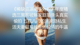 今晚约了个性感长发妹子，沙发脱光光调情一番舌吻扣逼