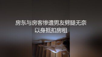 尾随偷拍极品靓女短裙粉色丁字裤椅子下拍摄露毛高跟鞋抹胸裙美女买小吃修长美腿搭配浅黄内