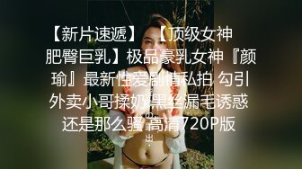 顶级短发意大利美女在威尼斯河畔小船上自娱自乐