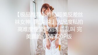 粉衣黑裙萌妹子镜头前掰穴特写抱起来干