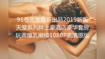 按摩店风俗小哥玩了个双飞，骚女技师跟女顾客揉奶子摸逼，强硬扒光口交爆草，轮流抽插后入爆草干的骚逼浪叫