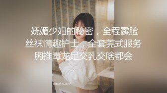 高颜值黑衣花臂妹子，近距离口交翘屁股扣逼抬腿后入猛操