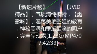 良家极品美少女性感短裙手拿小鞭子肉感身材蹲地深喉灰丝高跟鞋