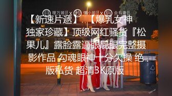 少妇太饥渴了，小女儿还在旁边就勾引情妇做爱