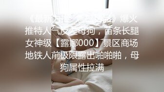 《极品CP❤️魔手外购》正版2K近景热闹商场女厕刁钻位置偸拍超多小姐姐方便，能看脸又能看私处，浓浓分泌物挂逼上不掉