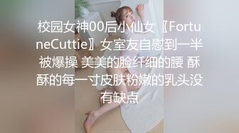 两个纹身骚女互相舌吻，吃对方口水吃到饱，舌尖伸进屁眼里面舔