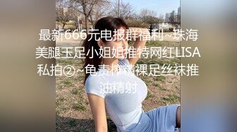   榨汁机小妹妹白丝诱惑跟狼友互动撩骚，按摩棒玩弄逼逼撅着屁股给狼友看