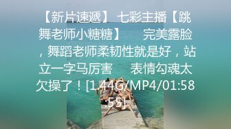 【裙底】痴汉视角，从桌下偷看老婆穿着开档黑丝，真空坐在商场休息区的凳子上张开腿自摸。-Pornhub.com