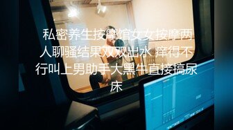 Nanako 在她性感的角色扮演中身材矮小地站在你面前，试图隐藏她是多么的角质。所以你命令她站在那里，用她的内裤按摩她的阴蒂。但是你想要更多，让她脱掉她的内裤，试着在抚弄自己的同时保持站立。当她几乎无法站立时，您让她坐在沙发上，但她必须在她的阴蒂上使用强力振动器以使自己反复达到高潮。