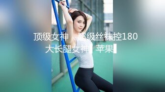 2020新跟拍！拍这么漂亮的美女小姐姐.边玩手机边嘘嘘.心跳加快