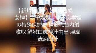   颜值不错的小少妇伺候两大哥激情啪啪，嘴里含着冰块把两鸡巴一起塞嘴里舔